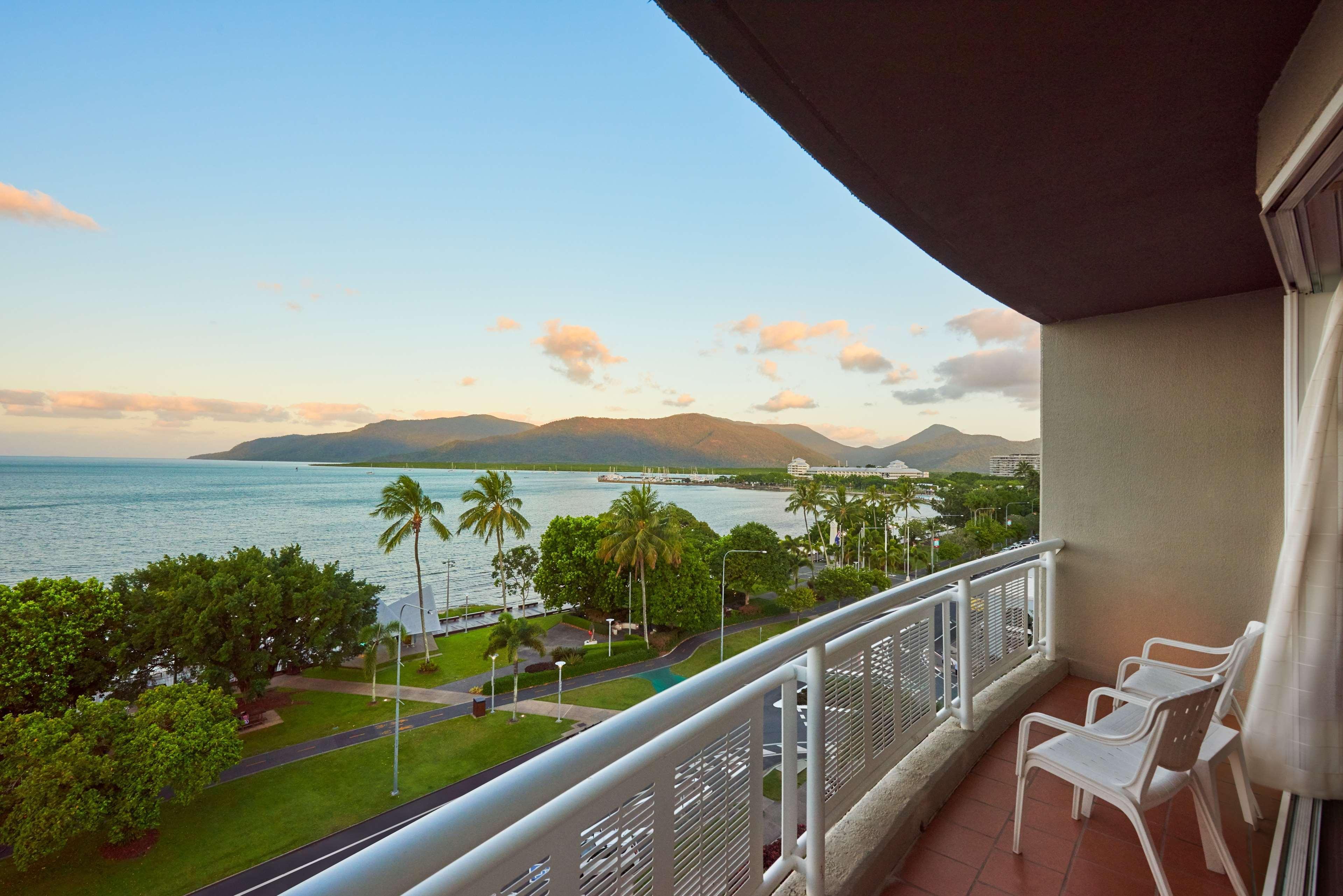 Hotel Doubletree By Hilton Cairns Esterno foto
