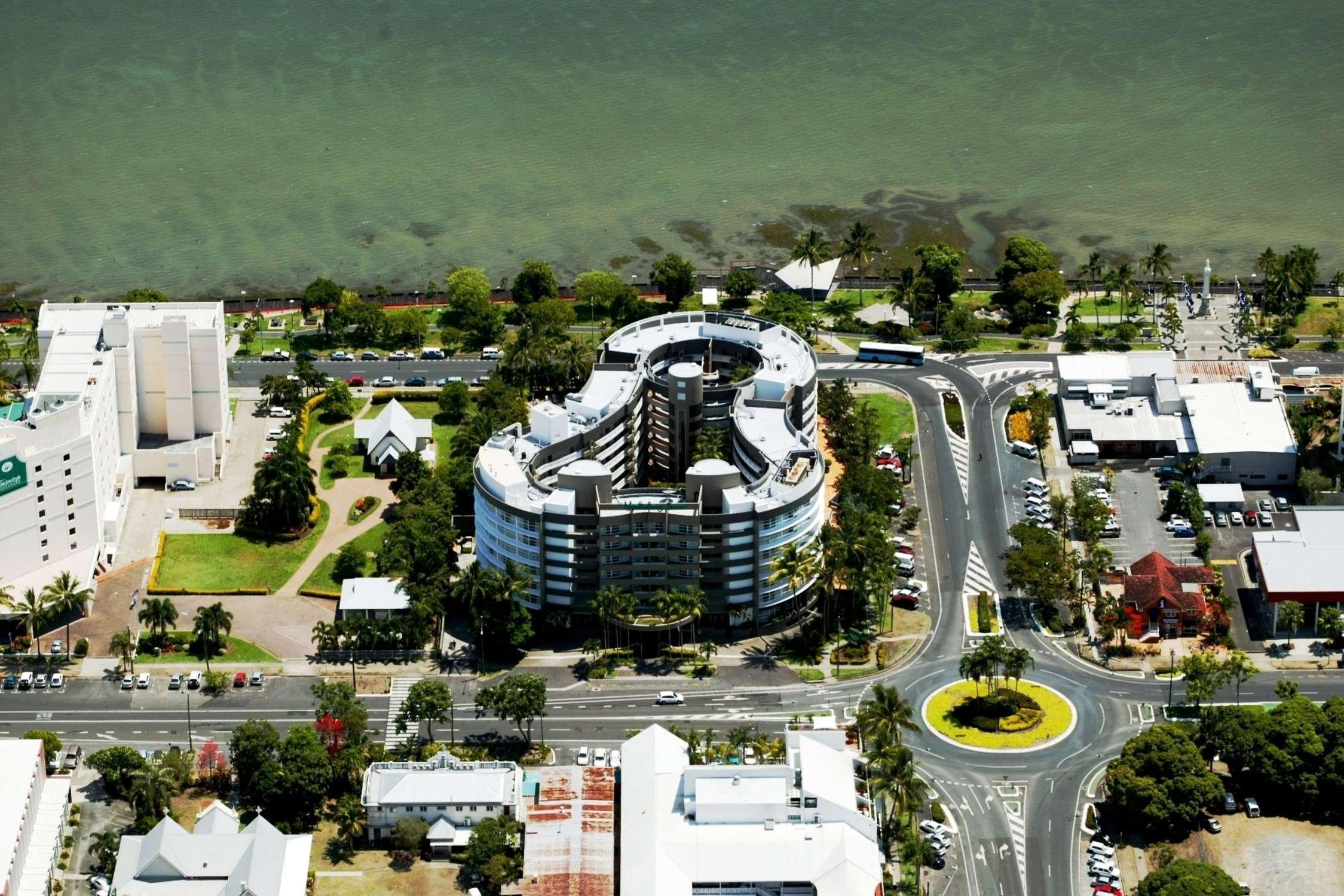 Hotel Doubletree By Hilton Cairns Esterno foto