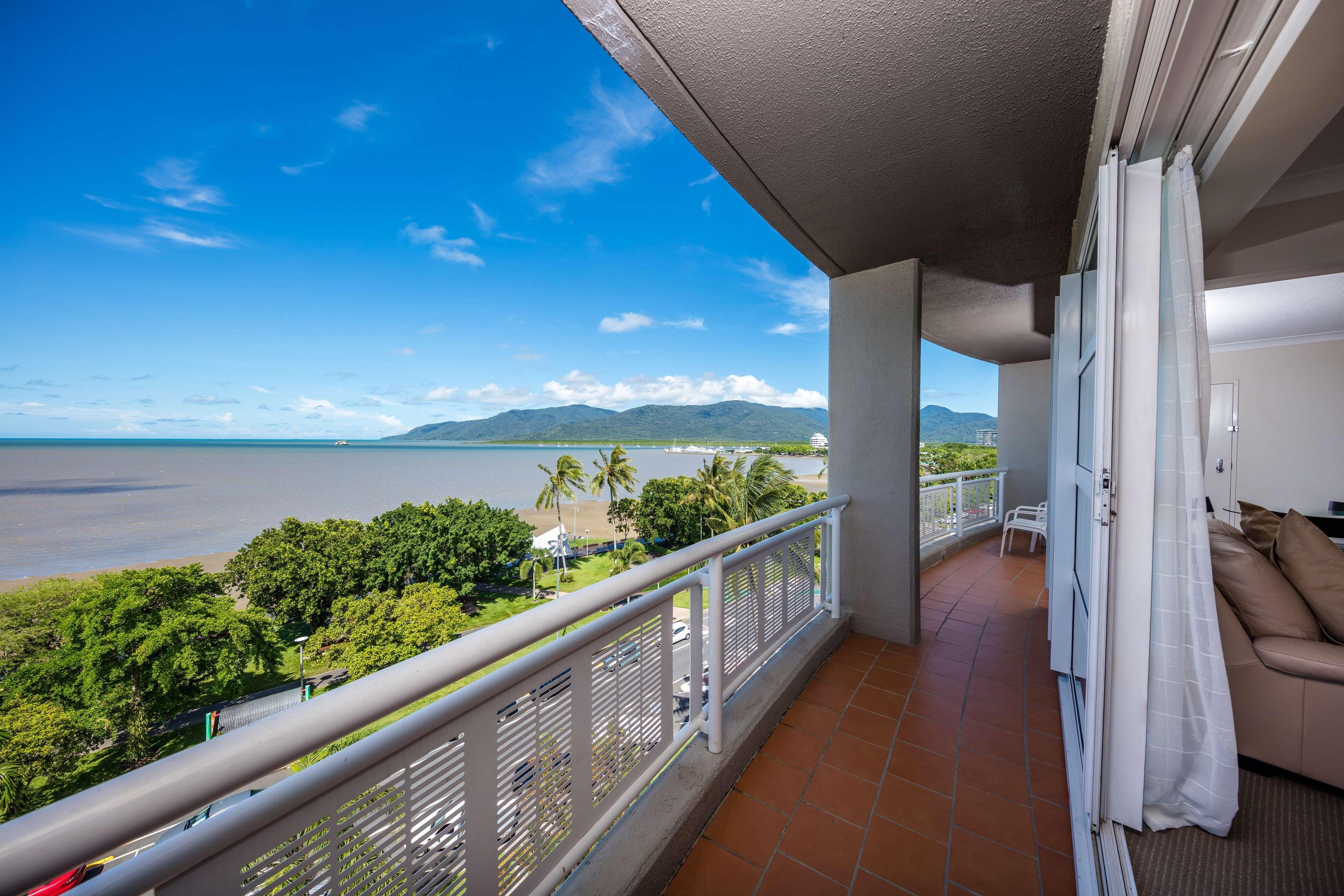 Hotel Doubletree By Hilton Cairns Esterno foto