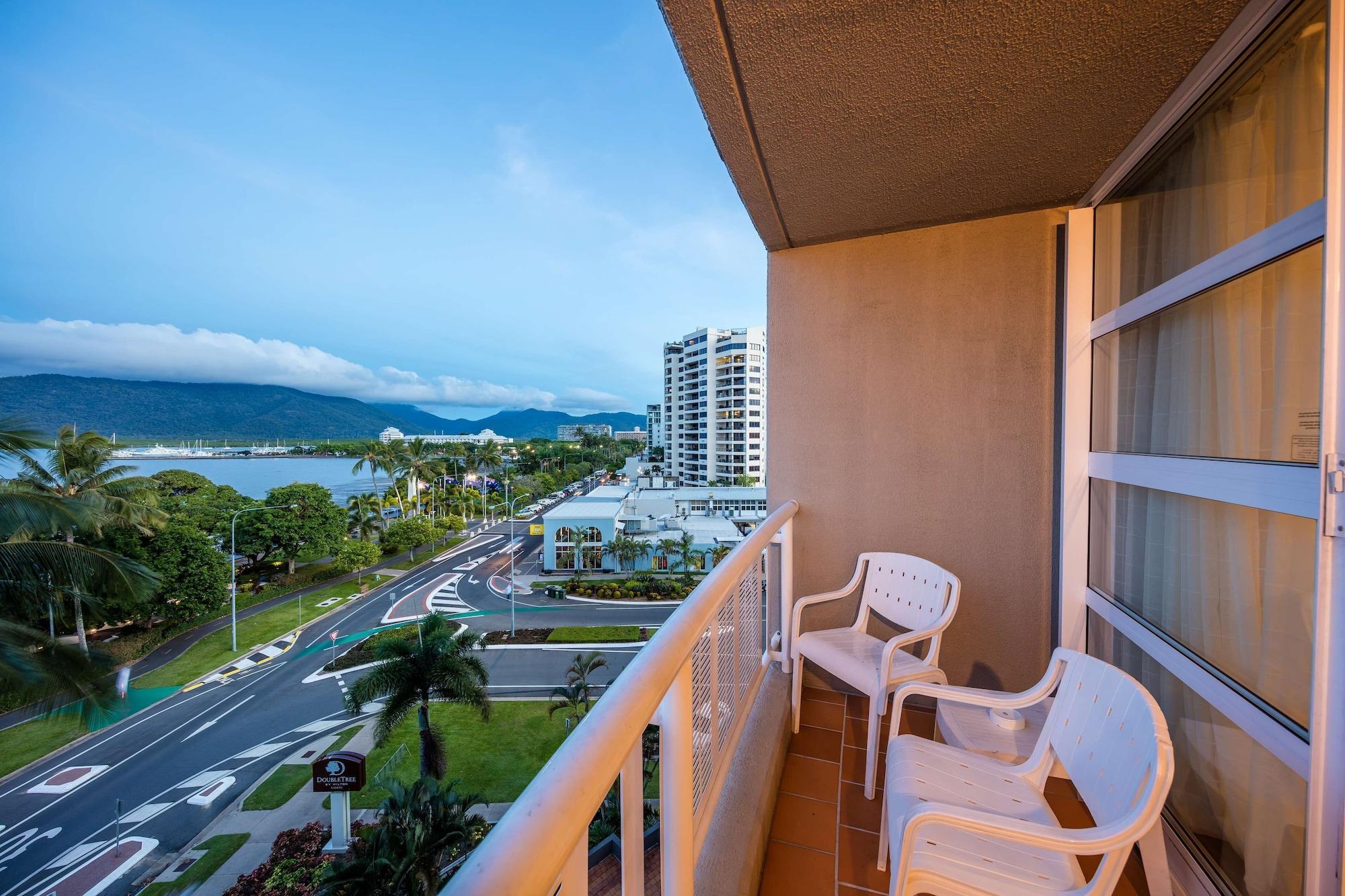 Hotel Doubletree By Hilton Cairns Esterno foto