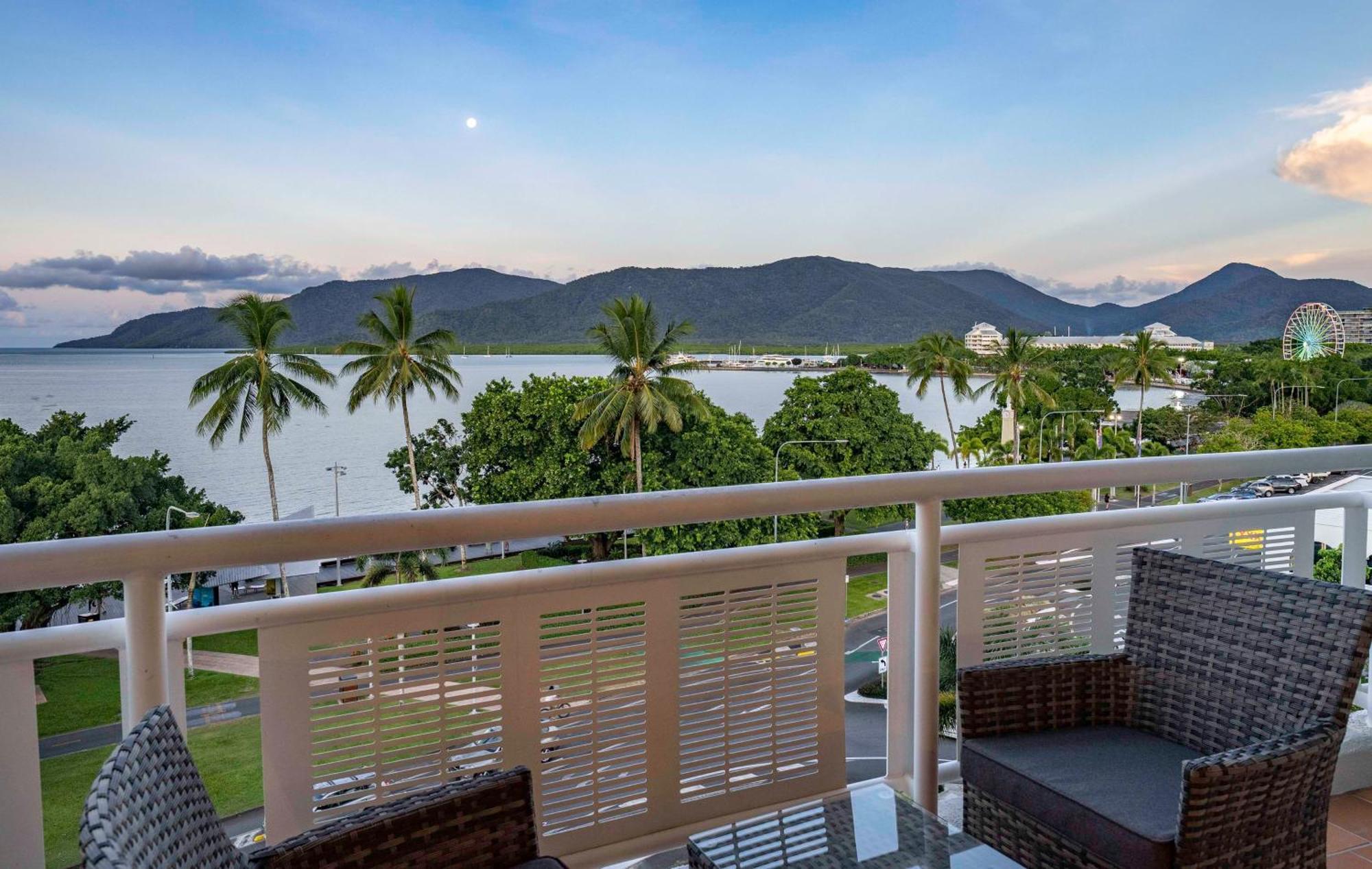 Hotel Doubletree By Hilton Cairns Esterno foto