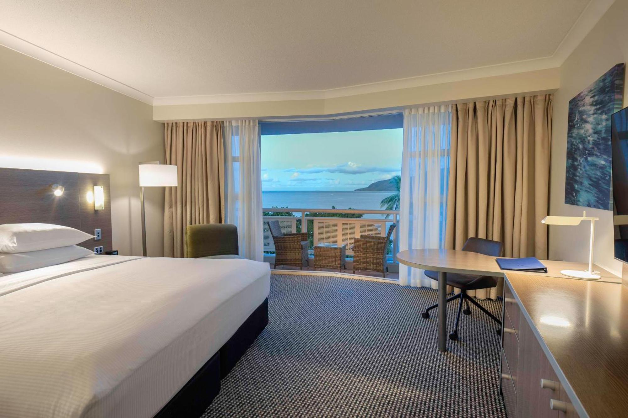 Hotel Doubletree By Hilton Cairns Esterno foto