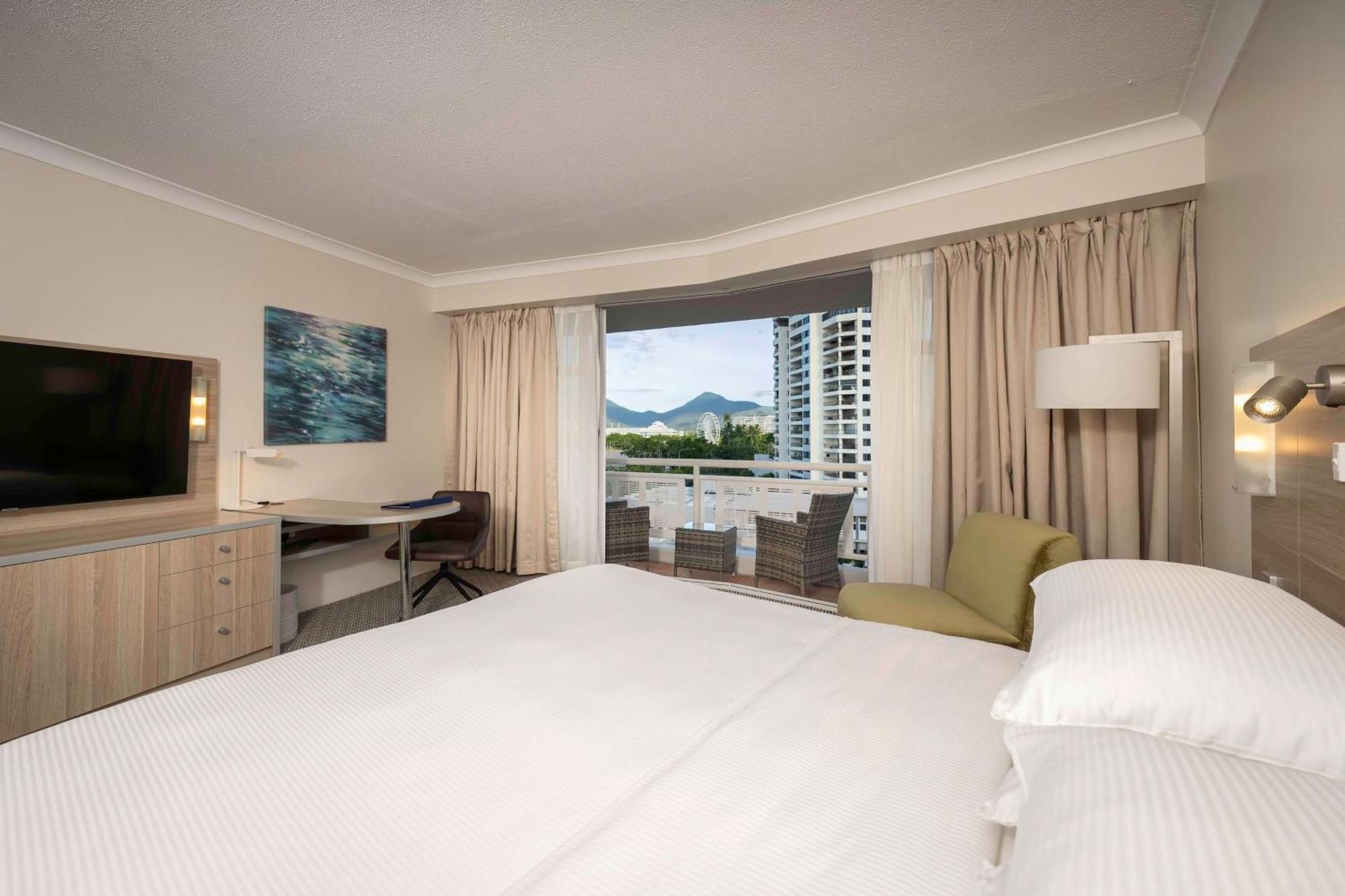 Hotel Doubletree By Hilton Cairns Esterno foto