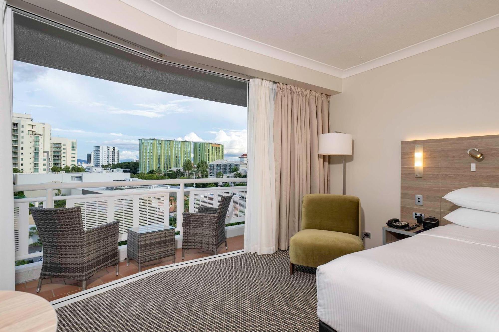 Hotel Doubletree By Hilton Cairns Esterno foto