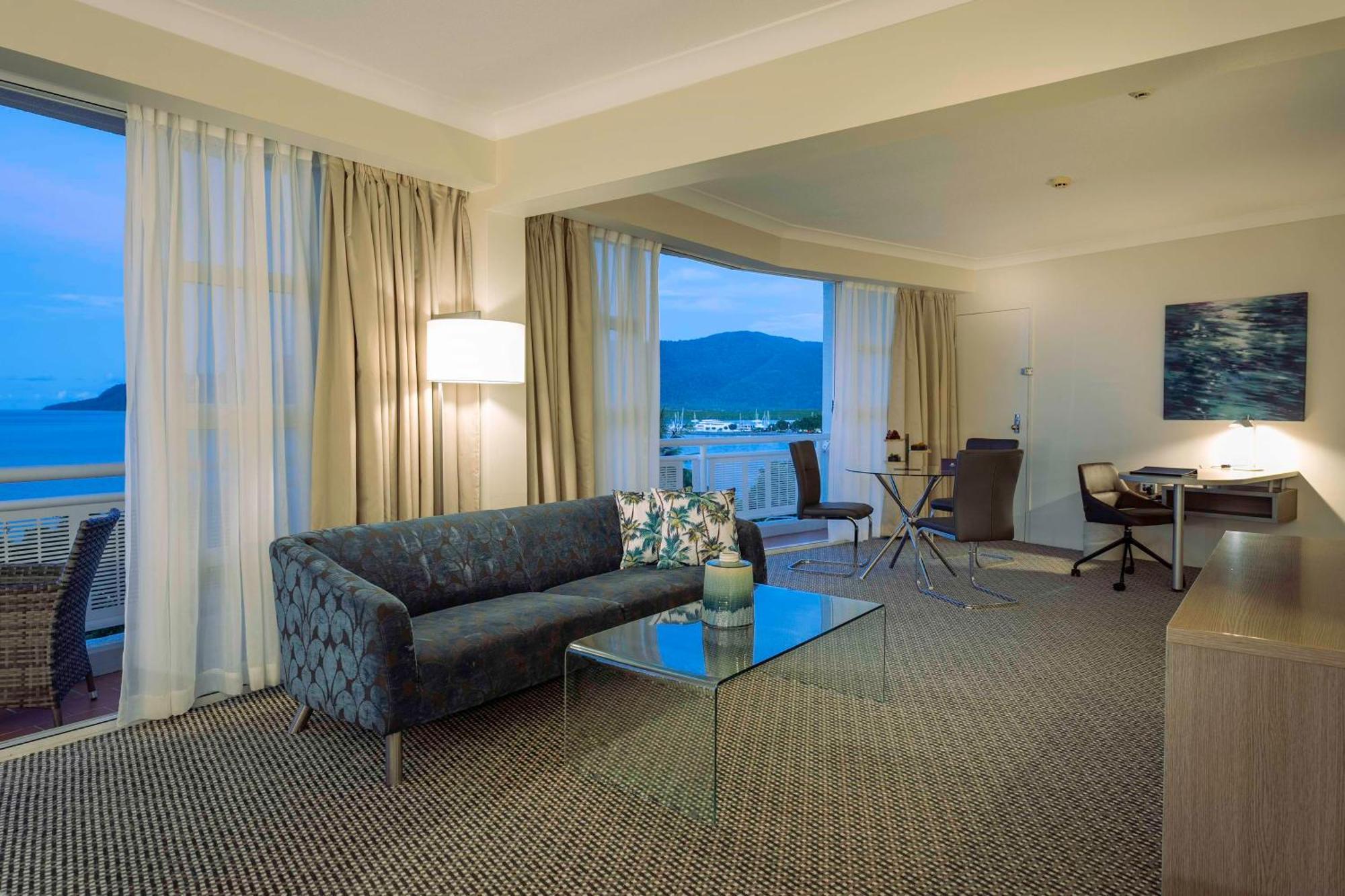 Hotel Doubletree By Hilton Cairns Esterno foto