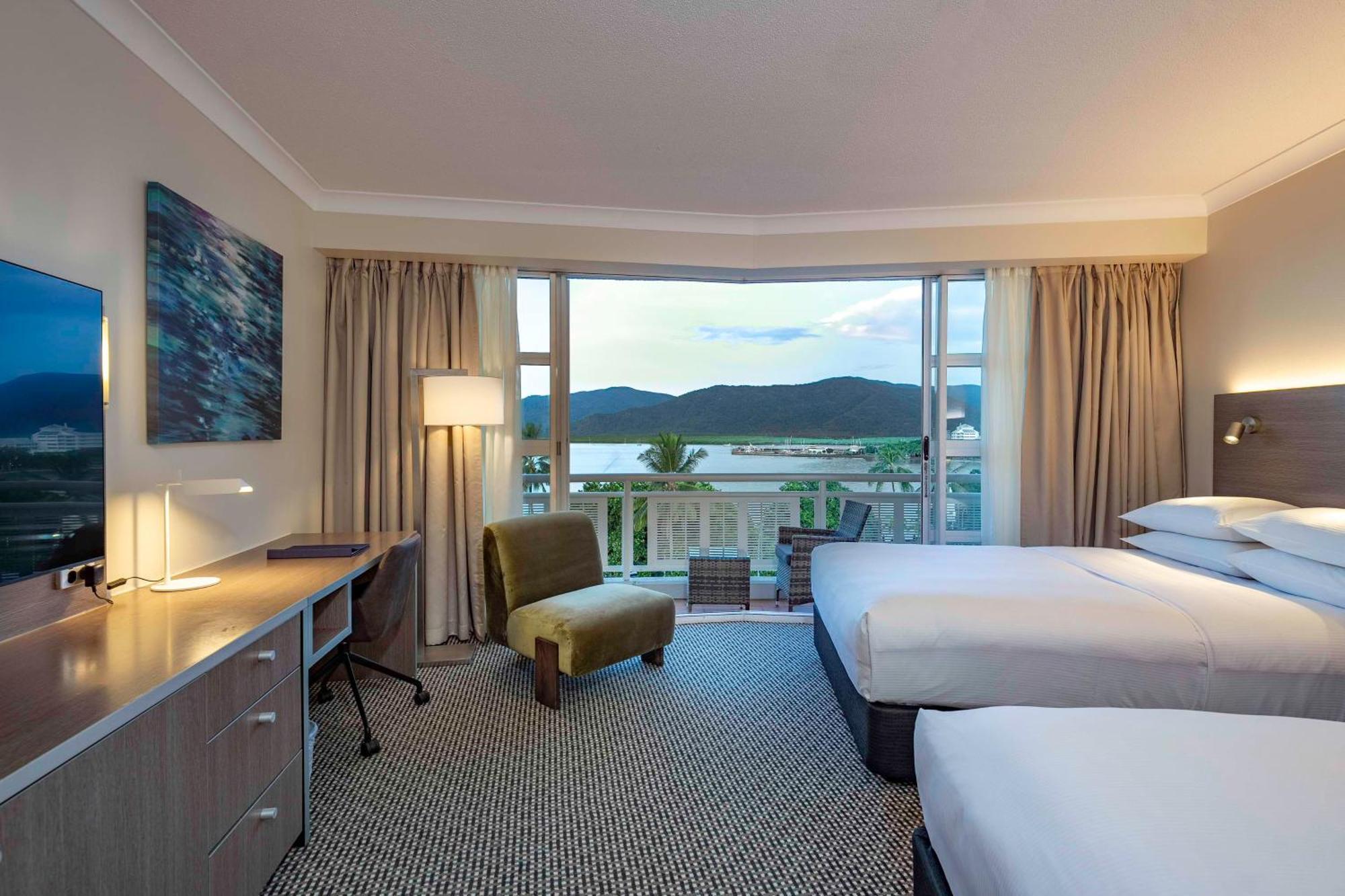 Hotel Doubletree By Hilton Cairns Esterno foto