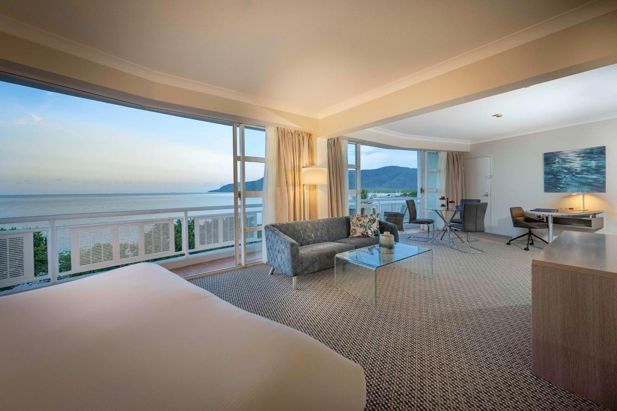 Hotel Doubletree By Hilton Cairns Esterno foto