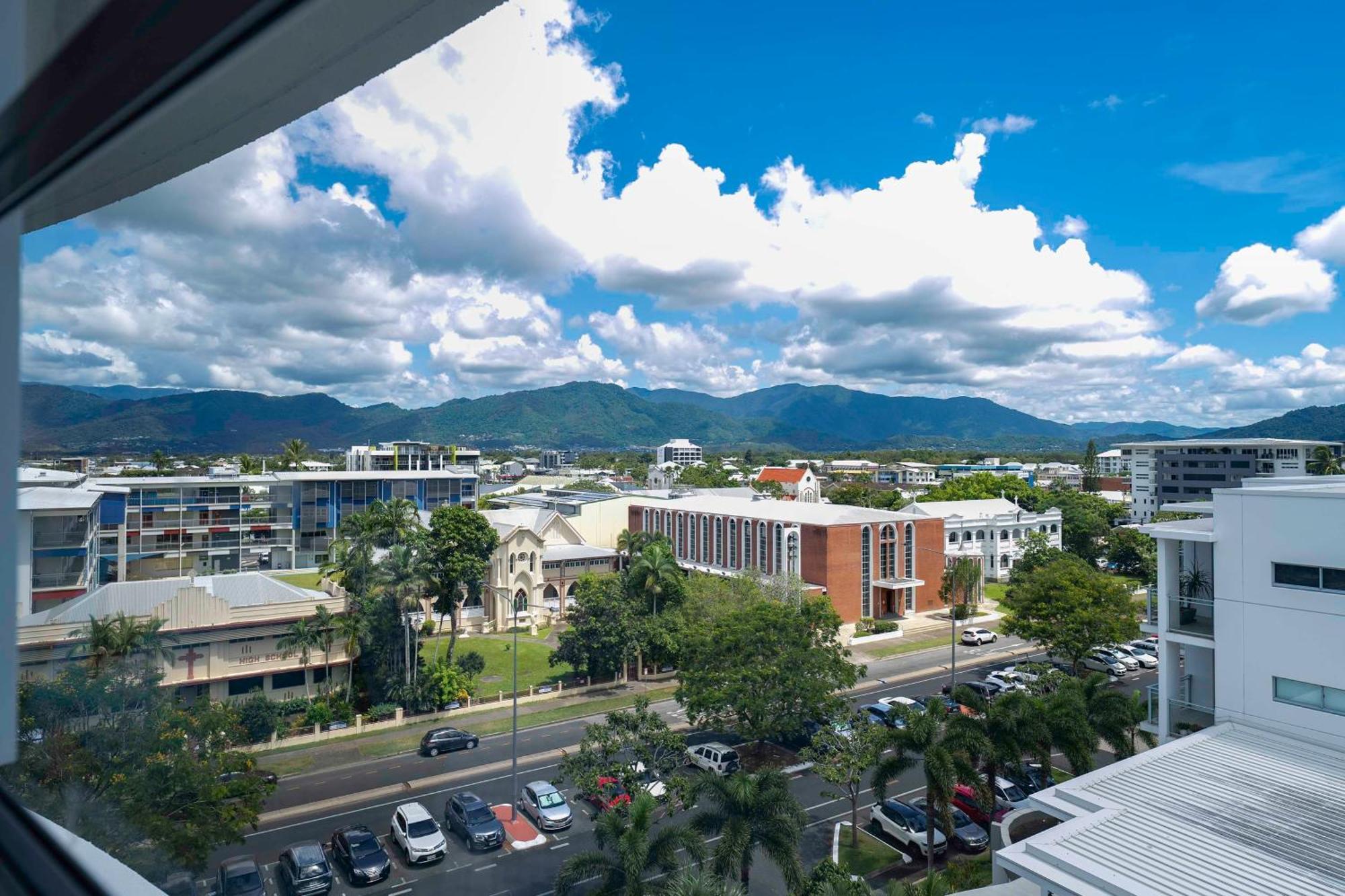 Hotel Doubletree By Hilton Cairns Esterno foto