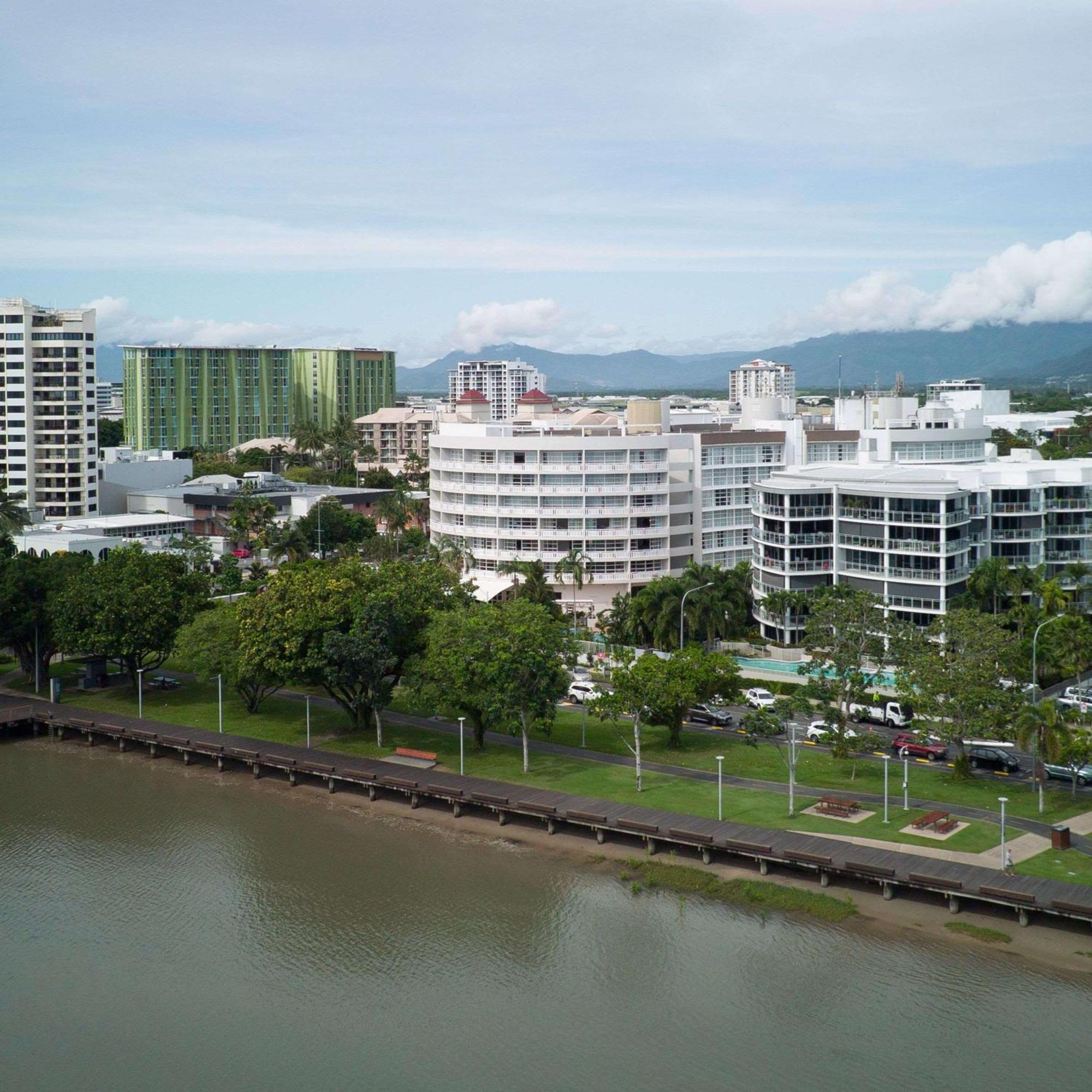 Hotel Doubletree By Hilton Cairns Esterno foto